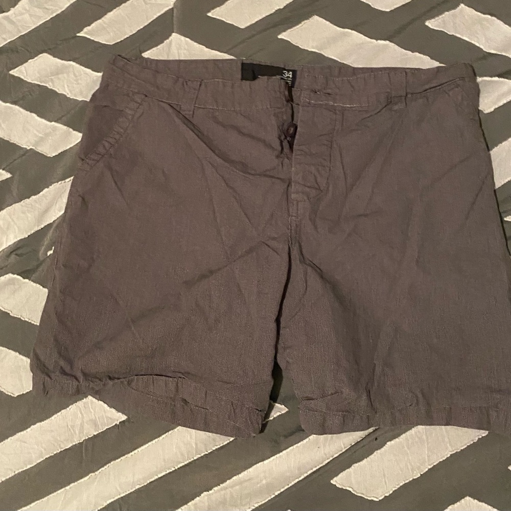 H&M men’s casual shorts with 4 button up design. Grey in color, 100% cotton